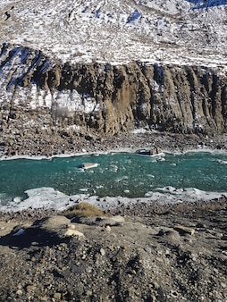 Foto incrível de um rio cercado por uma paisagem rochosa