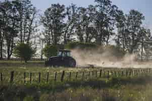 Foto grátis foto incrível de um trator trabalhando em uma fazenda