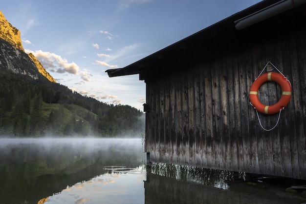 Foto grátis foto incrível de uma casa de madeira no lago ferchensee, na baviera, alemanha