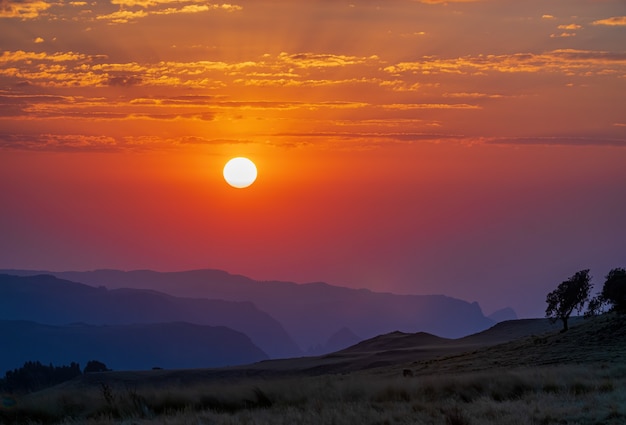 Foto incrível do Parque Nacional das Montanhas Similan durante um pôr do sol na Etiópia
