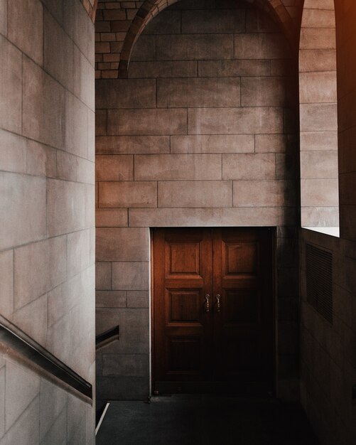Foto interior bonita de uma porta marrom em um edifício de pedra