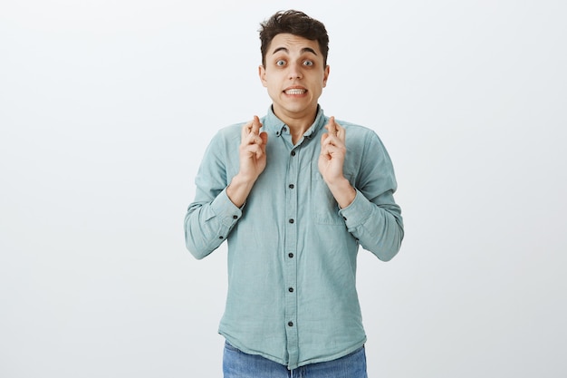 Foto grátis foto interna de cara animado e impaciente em uma camisa