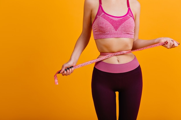 Foto interna de mulher em boa forma após a dieta