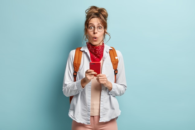 Foto interna de uma mulher atônita com olhos e boca bem abertos, percebe que ela não tem o número de telefone da pessoa necessária