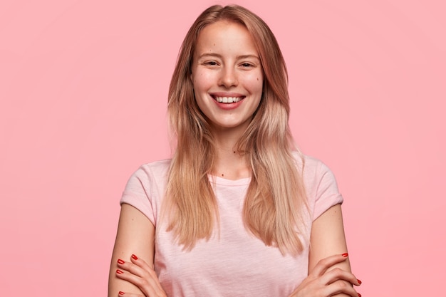 Foto interna de uma mulher feliz com aparência agradável, confiante e com aparência alegre