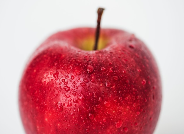 Foto macro de maçã vermelha isolada no fundo branco