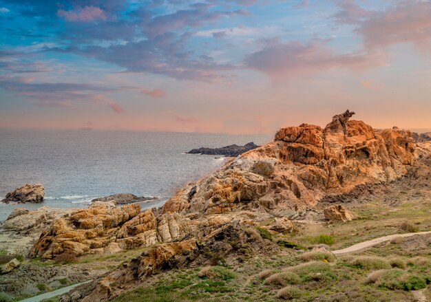 Foto maravilhosa de pedras e rochas ao lado de uma praia