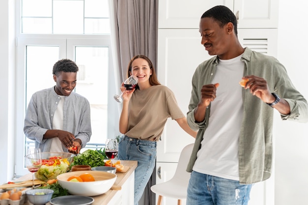 Foto média, colegas de quarto felizes em casa