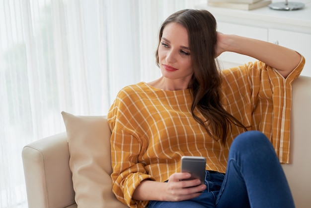 Foto média da menina descansando em casa após um dia de trabalho duro