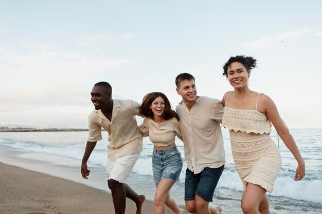 Foto média de amigos felizes na praia