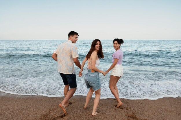 Foto média de pessoas felizes na praia
