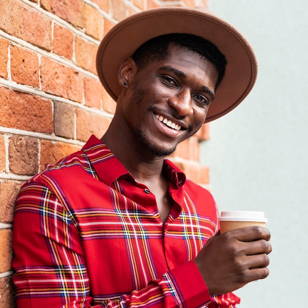 Foto grátis foto média de um homem tomando um café