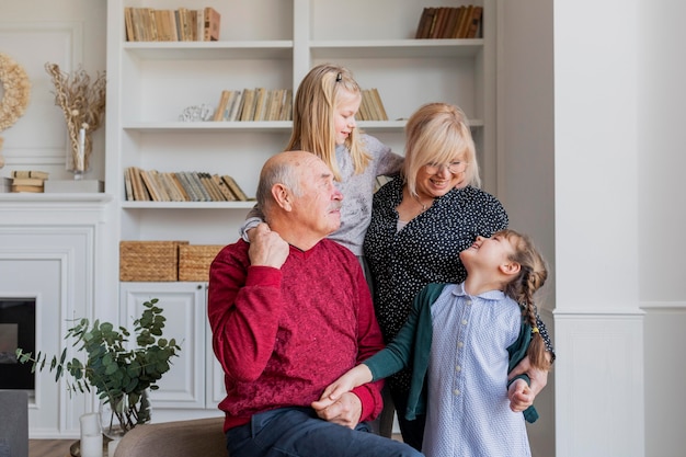 Foto média família feliz dentro de casa