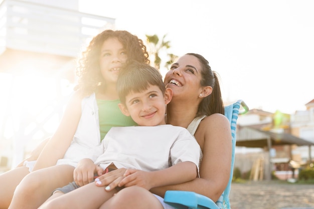 Foto média família feliz na praia