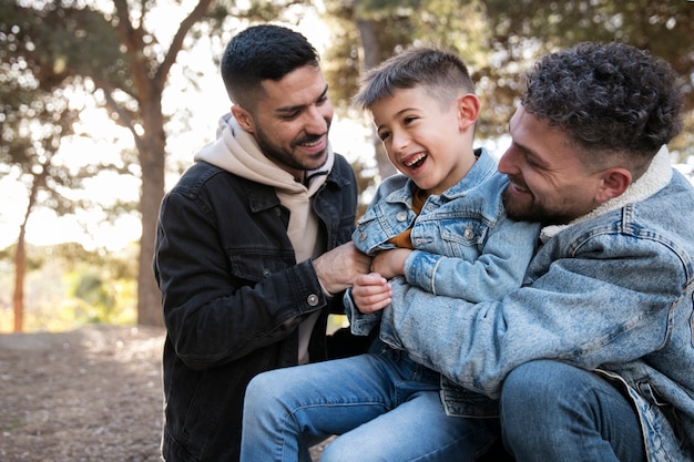 Foto média feliz família lgbt ao ar livre