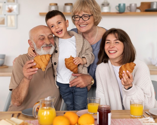 Foto média posando de família feliz