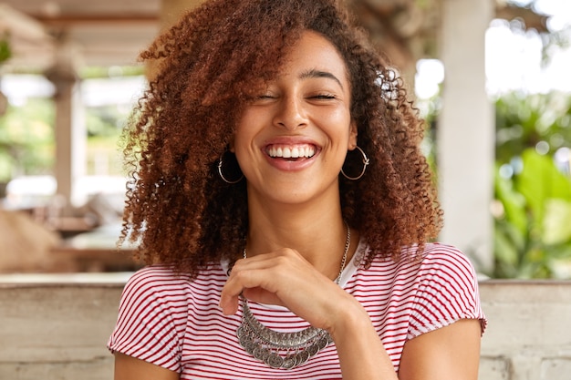 Foto na cabeça de uma mulher feliz rindo e sorrindo amplamente