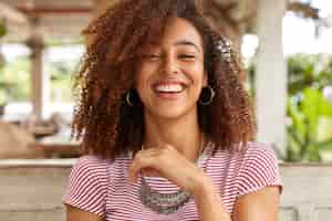 Foto grátis foto na cabeça de uma mulher feliz rindo e sorrindo amplamente