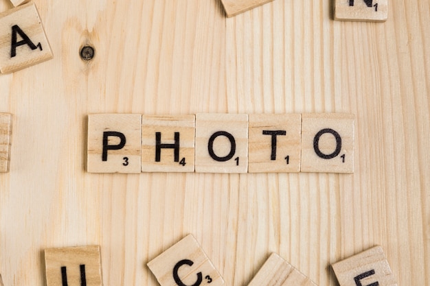 Foto grátis foto palavra em telhas de madeira