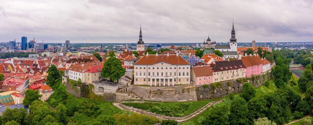 Foto panorâmica da bela cidade de Tallinn, na Estônia