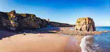 Foto grátis foto panorâmica da costa com pedras e litoral em south shields, reino unido