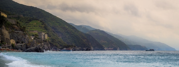 Foto panorâmica da vila costeira de Monterosso al Mare, na Riviera italiana, na Itália