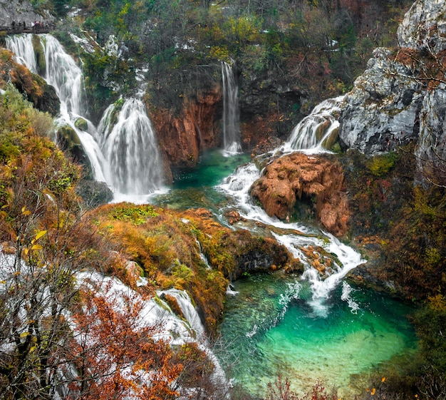 Foto panorâmica de cachoeiras do Parque Nacional dos Lagos de Plitvice, localizado em Plitvicki, Croácia