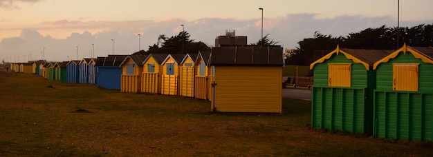 Foto panorâmica de chalés coloridos durante o pôr do sol