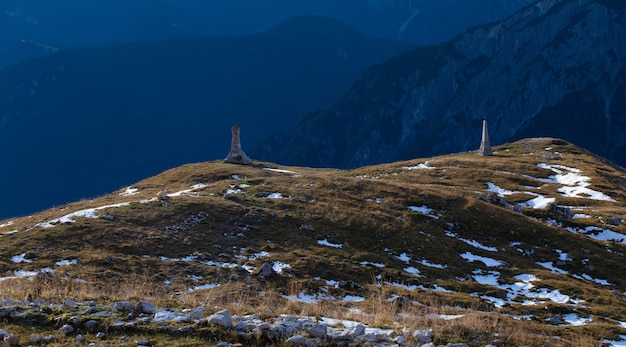 Foto panorâmica de duas construções de pedra nos alpes italianos