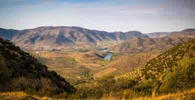 Foto grátis foto panorâmica de uma bela paisagem de montanha e rio ao pôr do sol em portugal