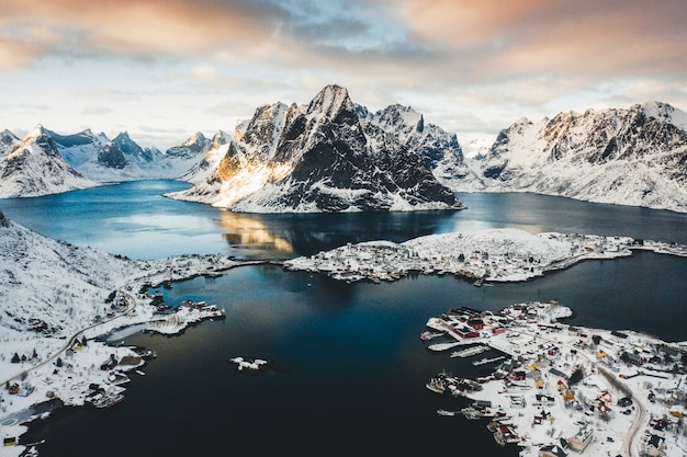 Foto grátis foto panorâmica de uma cidade costeira perto de um corpo de água com montanhas nevadas