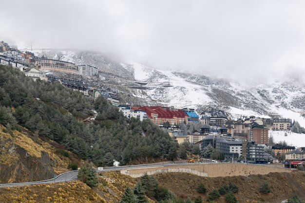 Foto panorâmica de uma vila no Monte Sierra Nevada, ao sul da Espanha