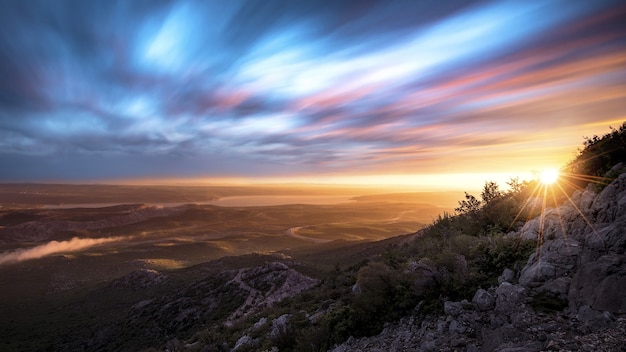 Foto panorâmica incrível do desfiladeiro zrmanja durante um pôr do sol localizado no norte da dalmácia, na croácia