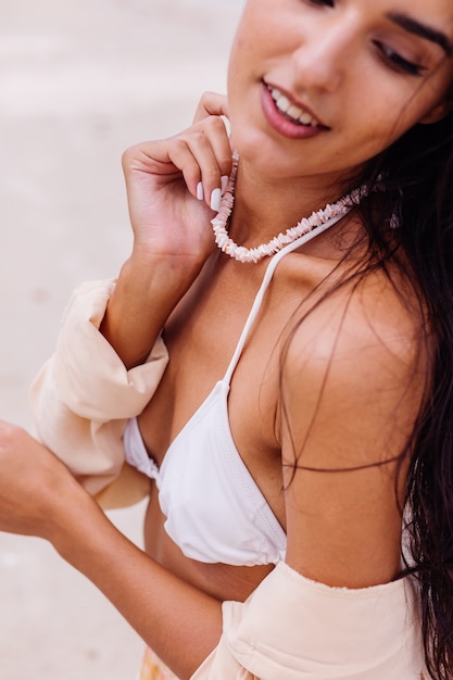 Foto grátis foto próxima de mulher usando um colar de conchas do mar na praia