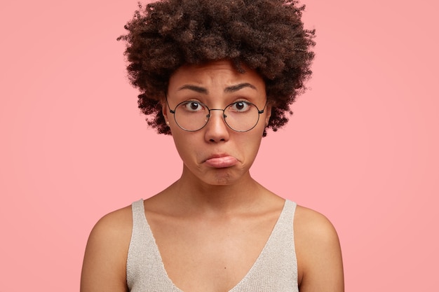 Foto grátis foto recortada de close-up de mulher negra descontente com o lábio inferior
