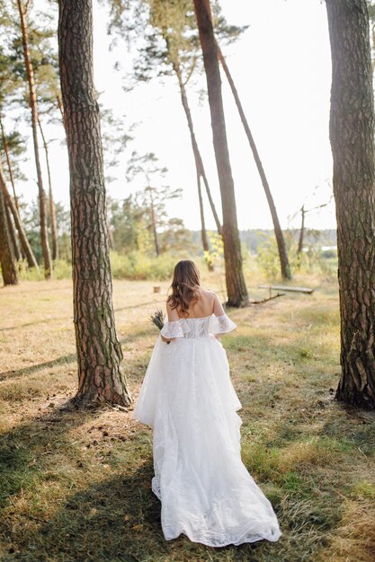 Foto romântica na floresta de fadas. Mulher bonita