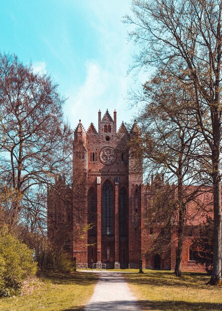 Foto vertical da abadia na região da Alemanha durante o dia