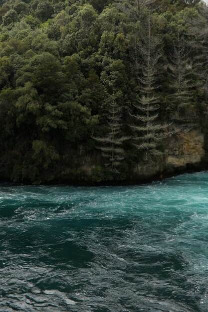 Foto vertical da bela paisagem das Cataratas de Huka, na Nova Zelândia