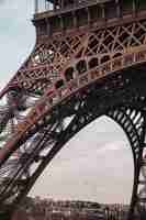 Foto grátis foto vertical da famosa torre eiffel em paris, frança