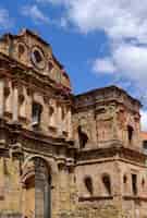 Foto grátis foto vertical da plaza simon bolivar sob a luz do sol e um céu azul na cidade do panamá, panamá