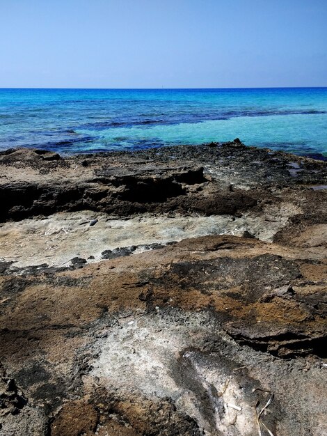 Foto vertical da praia rochosa em Formentera, Espanha