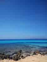 Foto grátis foto vertical da superfície da água da praia em fuerteventura, espanha