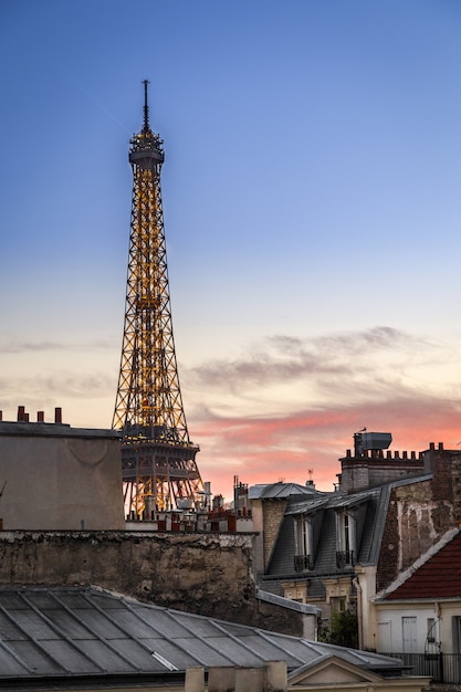 Foto vertical da Torre Eiffel durante um pôr do sol rosa em Paris, França