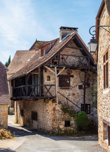 Foto vertical da vista de Carennac, uma das mais belas aldeias da França