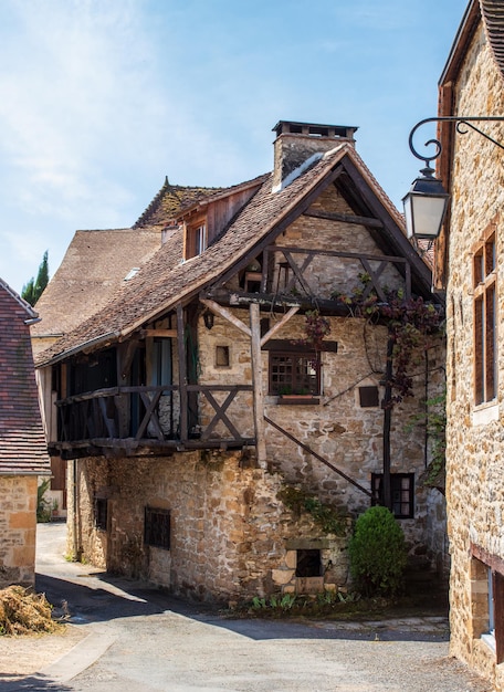 Foto vertical da vista de Carennac, uma das mais belas aldeias da França