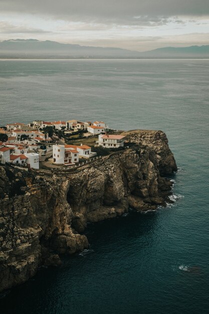 Foto vertical das casas costeiras