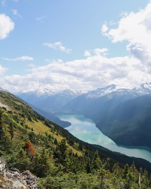 Foto vertical das montanhas de Whistler com um rio fluindo na Colúmbia Britânica, Canadá