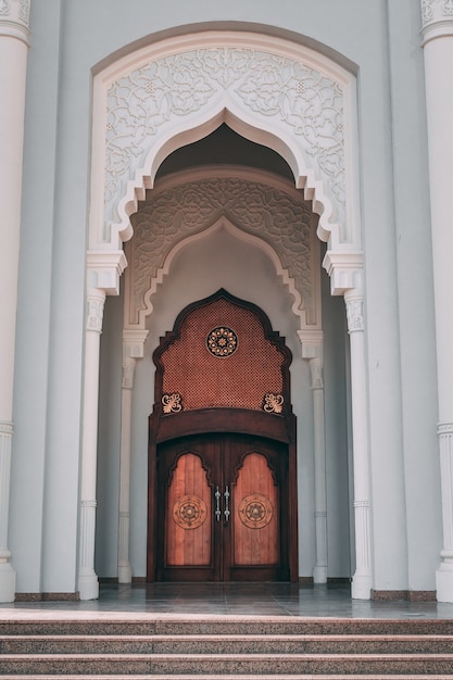 Foto vertical das portas da mesquita