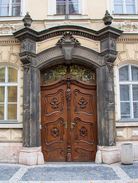 Foto vertical das portas de uma casa cercada por janelas