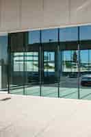 Foto grátis foto vertical das portas transparentes de um edifício comercial